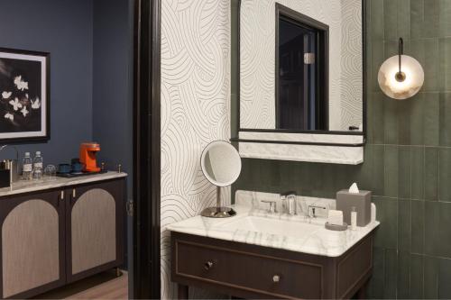 Standard King Room image 2