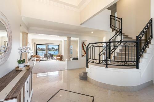 Nirvana Waters - Absolute Waterfront Escape with Private Pontoon & Pool - Holiday Yamba - image 2