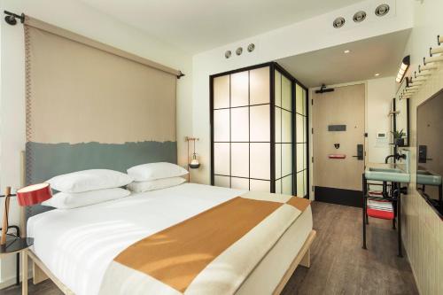 King Room room in Moxy NYC Chelsea