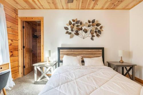Modern Family Cabin mins to Lake, Slopes & Hikes in Big Bear City, USA
