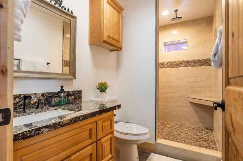 Modern Family Cabin mins to Lake, Slopes & Hikes in Big Bear City, USA