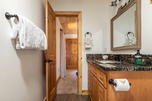 Modern Family Cabin mins to Lake, Slopes & Hikes in Big Bear City, USA