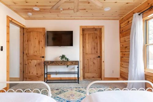 Modern Family Cabin mins to Lake, Slopes & Hikes in Big Bear City, USA