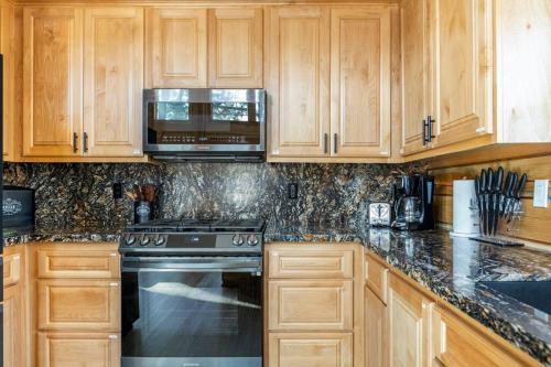 Modern Family Cabin mins to Lake, Slopes & Hikes in Big Bear City, USA