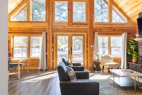 Modern Family Cabin mins to Lake, Slopes & Hikes in Big Bear City, USA