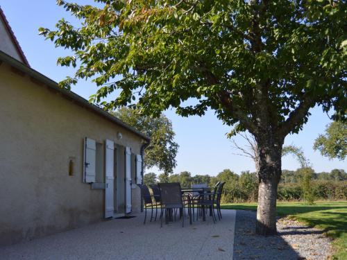 Gîte Tranzault, 4 pièces, 6 personnes - FR-1-591-111 (Ancienne ferme renovee au cœur de la Vallee Noire avec jardin clos, velos et equipements complets - ) in Sarzay