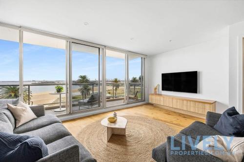 Beach Street Luxury 3 Bed with Beach & Bay Views