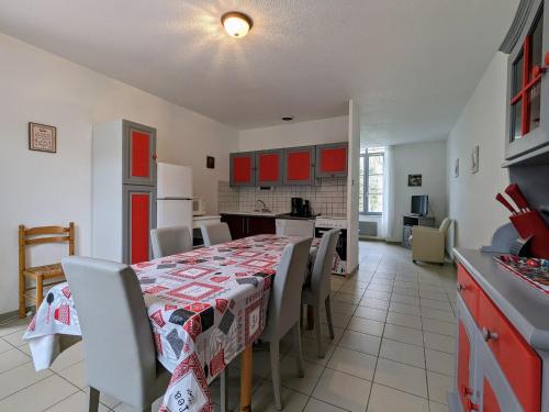 Gîte chaleureux 6 pers avec cour privée en bord de rivière près de Langeac - FR-1-582-11 (Gite chaleureux 6 pers avec cour privee en bord de riviere pres de Langeac - FR-1-582-11) in Laguiole