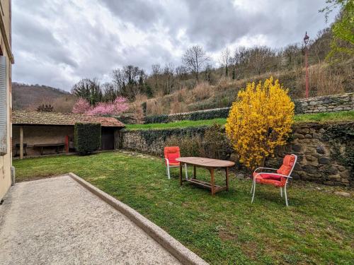 Gîte chaleureux 6 pers avec cour privée en bord de rivière près de Langeac - FR-1-582-11 (Gite chaleureux 6 pers avec cour privee en bord de riviere pres de Langeac - FR-1-582-11) in Laguiole