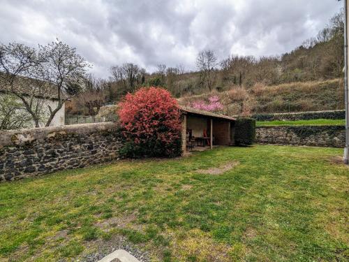 Gîte chaleureux 6 pers avec cour privée en bord de rivière près de Langeac - FR-1-582-11 (Gite chaleureux 6 pers avec cour privee en bord de riviere pres de Langeac - FR-1-582-11) in Laguiole
