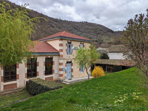 Gîte chaleureux 6 pers avec cour privée en bord de rivière près de Langeac - FR-1-582-11 (Gite chaleureux 6 pers avec cour privee en bord de riviere pres de Langeac - FR-1-582-11) in Laguiole