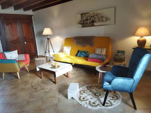 Gîte au calme avec verger, à proximité de randonnées et sites culturels - FR-1-586-9 (Gite au calme avec verger, a proximite de randonnees et sites culturels - FR-1-586-9) in Le Châtelet (Centre)