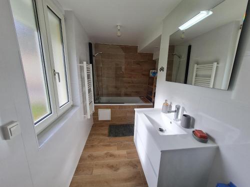 Gîte Lunéville, 2 pièces, 4 personnes - FR-1-584-180 (Petite maison renovee proche centre Luneville, jardin, barbecue, parking privatif, a 30 min de Nancy) in 呂內維勒