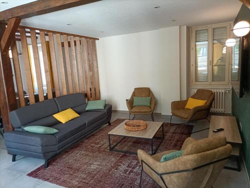 Gîte haut de gamme face à l'abbaye de Noirlac - 5 ch, 5 sdb, clim, terrasse privée - FR-1-586-26 (Gite haut de gamme face a l'abbaye de Noirlac - 5 ch, 5 sdb, clim, terrasse privee - FR-1-586-26) in แซ็ง-ตาม็อง-มงรงด์