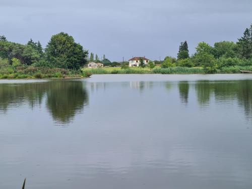 . Escapade Nature : Maison et Lofts Privés avec Piscine, Étang de Pêche et Grandes Terrasses - FR-1-591-365