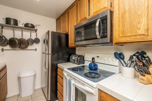 1 BR condo wgarden views resort pool and spa in Oceanside, USA