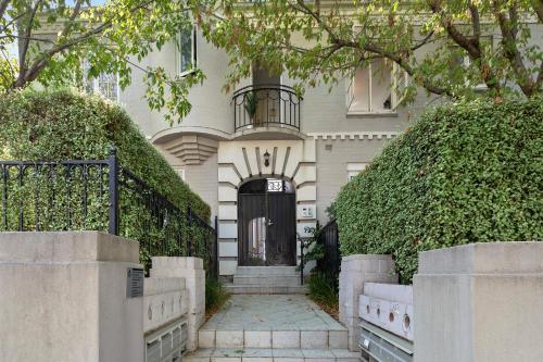 Complete Host Toorak Apartments - Tap to explore photos