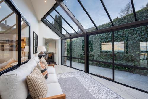 QT Paradise: Panoramic Views & Elegant Comfort - image 7