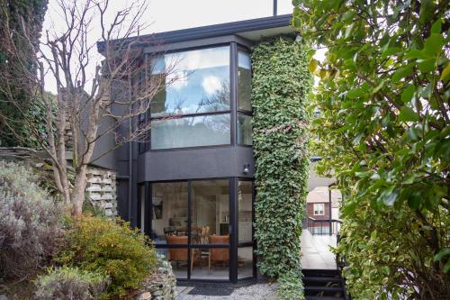 QT Paradise: Panoramic Views & Elegant Comfort - image 2