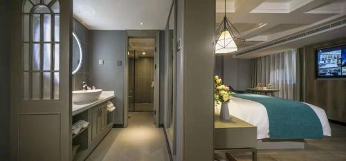 room detail thumbnail 2