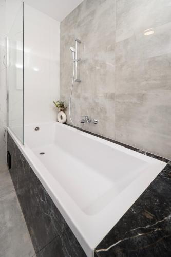 Kopcińskiego Residence - Apartamenty z Parkingiem i Dwoma Łazienkami