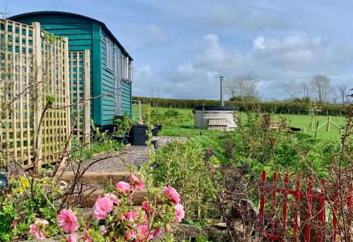 Shepherds Hut with Hot Tub North Wales Anglesey gîte à louer Llanedwen