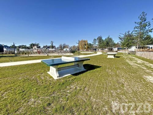 Chalet Jullouville, 4 pièces, 6 personnes - FR-1-361-520 (Chalet standing, 6 couchages, piscine chauffee, terrasse privee, proche plage et commerces - FR-1-36) in Jullouville