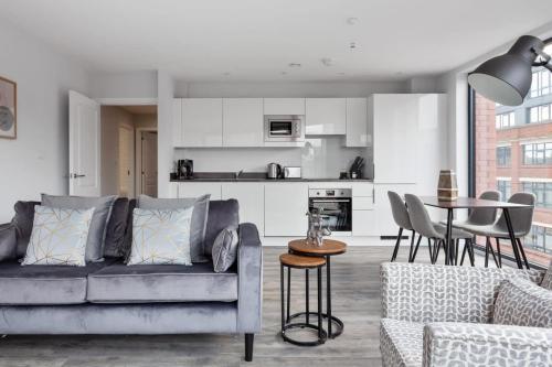 Modern Spacious Flat In Central Birmingham - image 10