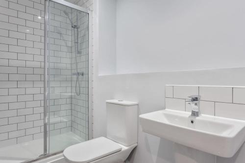 Modern Spacious Flat In Central Birmingham - image 9