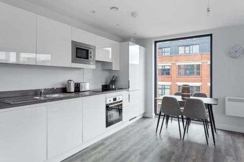 Modern Spacious Flat In Central Birmingham - image 14
