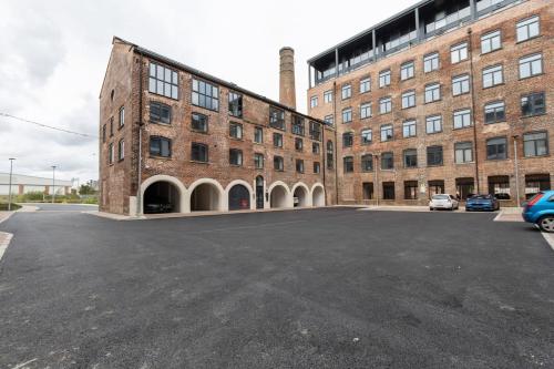 1 Bed Modern Apartment in a Converted Mill - image 9