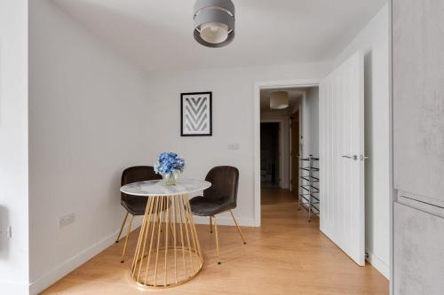 1 Bed Modern Apartment in a Converted Mill - image 4