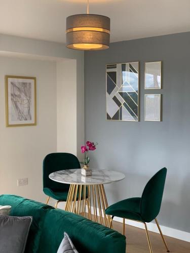 1 Bed Modern Apartment in a Converted Mill - image 6