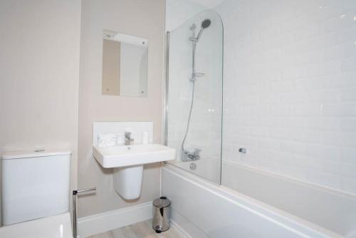 Fantastic 3BR House in Birmingham With Garden - image 11
