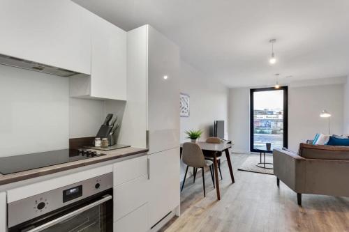 Stylish 1 bed flat in Central Birmingham - image 3