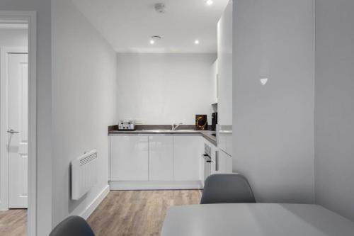 Stylish Contemporary 1BR Apartment in Birmingham - image 7