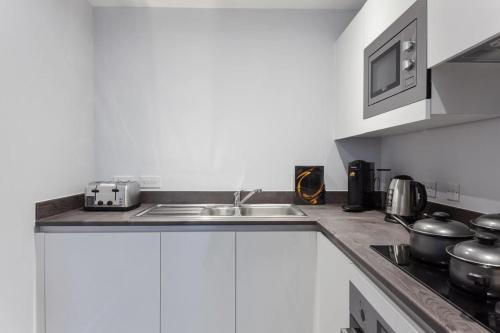 Stylish Contemporary 1BR Apartment in Birmingham - image 14