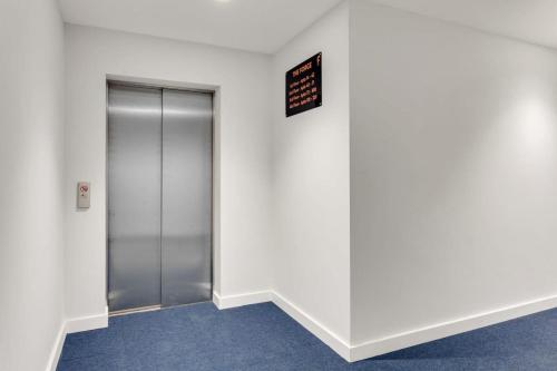 Stylish Contemporary 1BR Apartment in Birmingham - image 3