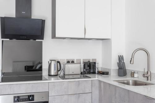 Stunning 2 bed apartment in a brand new development - image 2