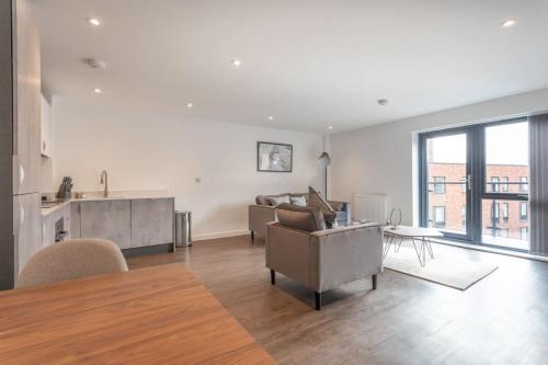 Stunning 2 bed apartment in a brand new development - image 10