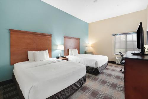 2 queen beds