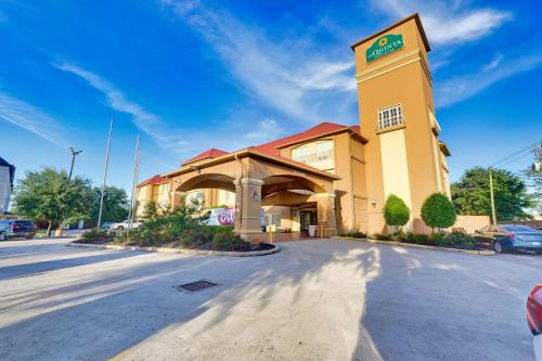 La Quinta Inn & Suites by Wyndham Houston Hobby Airport - 숙소 외관