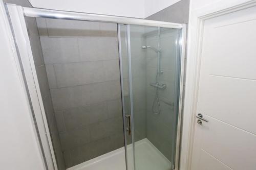 Contemporary 1 Bed Apartment Central Bolton