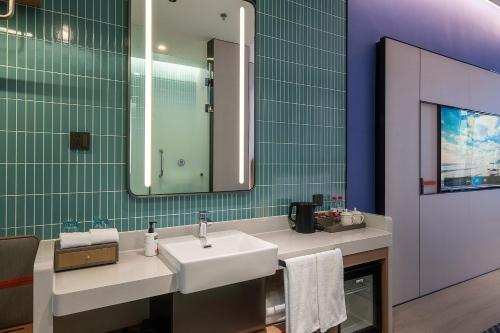 546761159 Holiday Inn Express Chongqing Nanbin Road by IHG