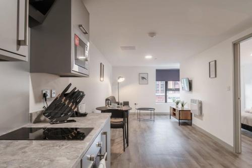 Modern 1 Bed Apartment in Liverpool Centre, Liverpool (photo 10)
