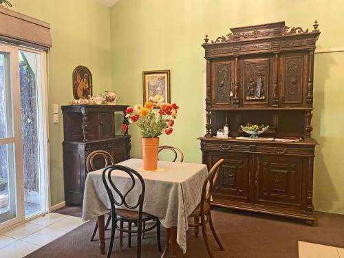Gold and Grapes Garden Suites in Rutherglen