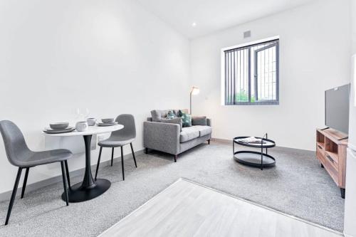 Modern and Bright 1 Bed Apartment Dudley