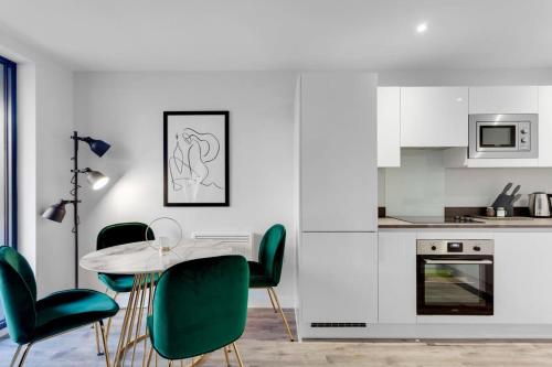 Modern Fabulous Flat In Central Birmingham - image 7