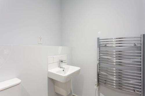 Modern Fabulous Flat In Central Birmingham - image 10