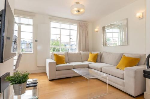 Bright & Spacious Top Floor Apartment in Chelsea, London